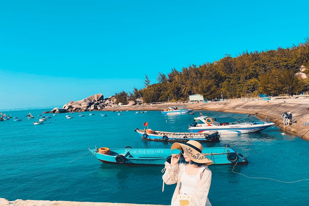 Từ tháng 03 đến tháng 09, thời tiết khô ráo, biển êm là thời điểm thích hợp để tham quan Cù Lao XanhTừ tháng 03 đến tháng 09, thời tiết khô ráo, biển êm là thời điểm thích hợp để tham quan Cù Lao Xanh